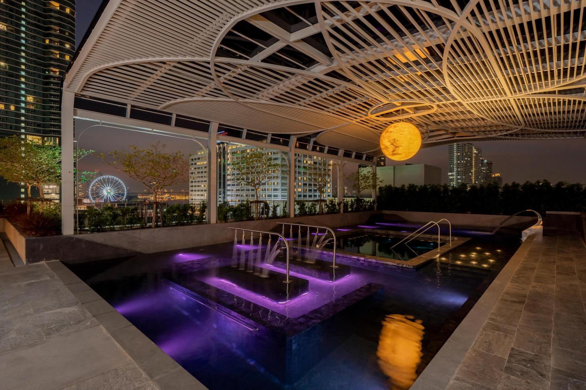 The Salil Hotel Riverside 방콕 외부 사진 The rooftop pool at the hotel