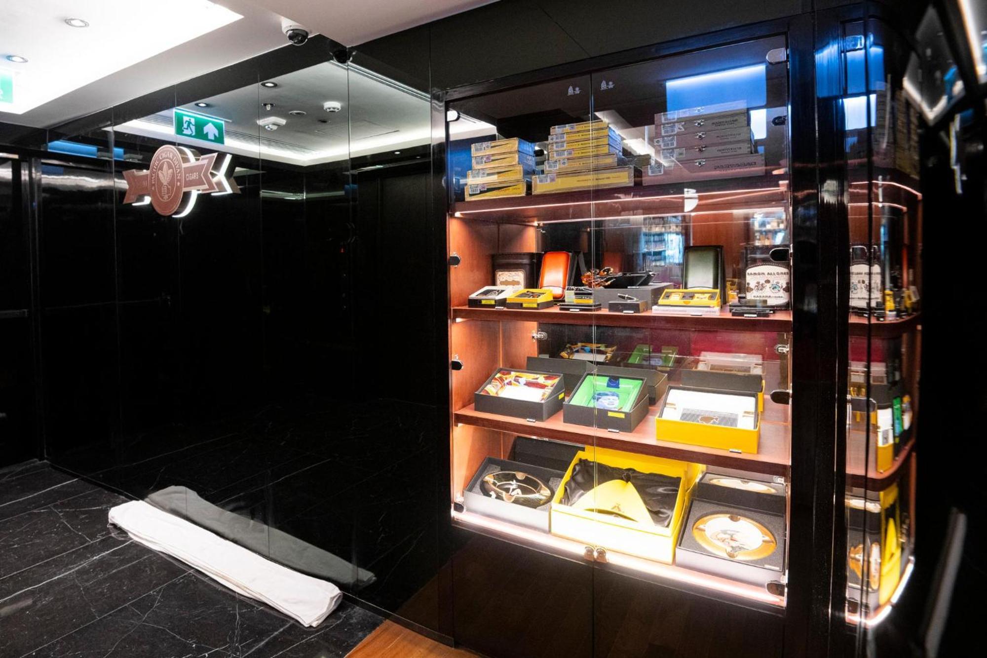 The Salil Hotel Riverside 방콕 외부 사진 The display case at the entrance of the museum