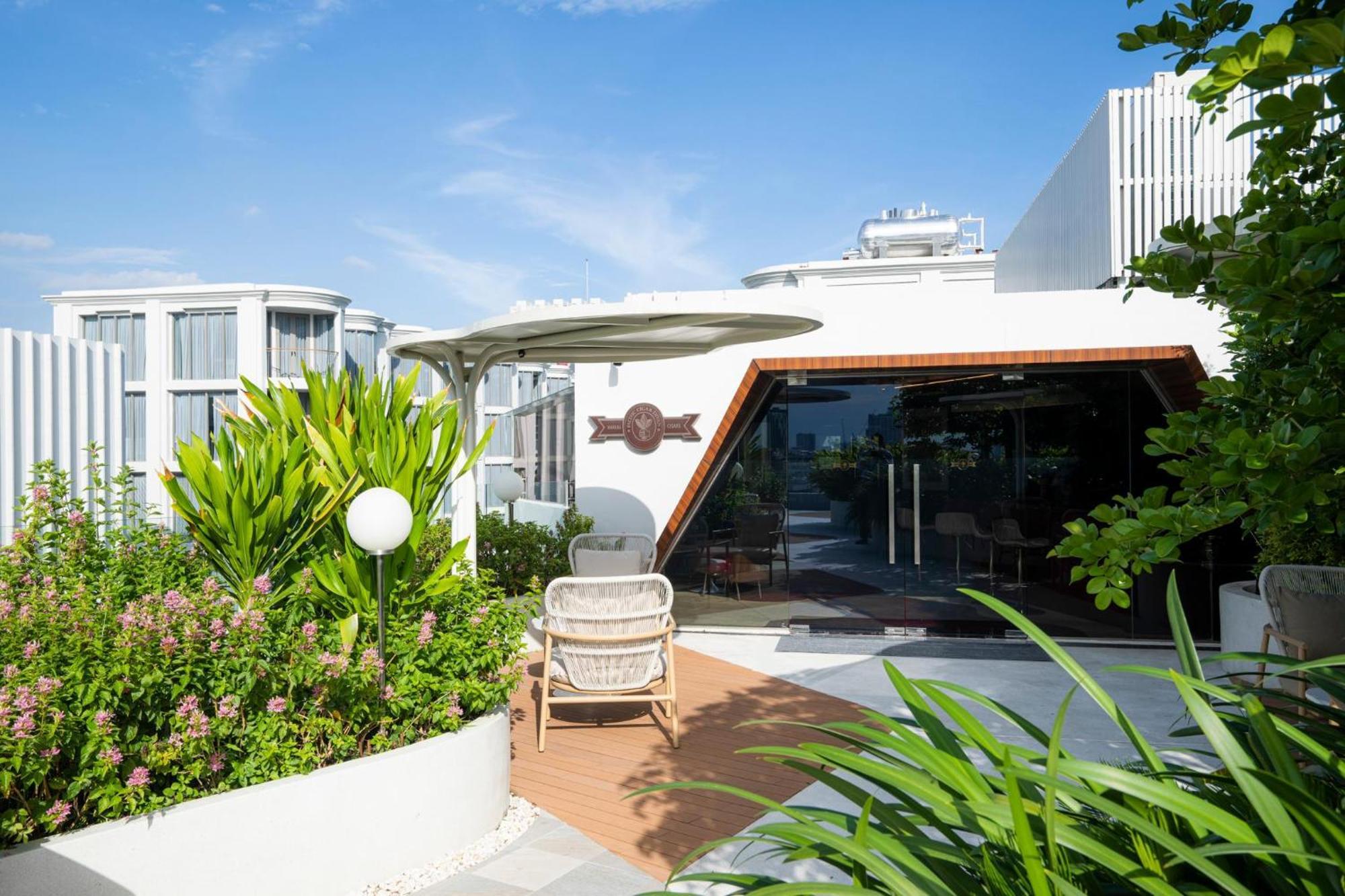 The Salil Hotel Riverside 방콕 외부 사진 The Deck