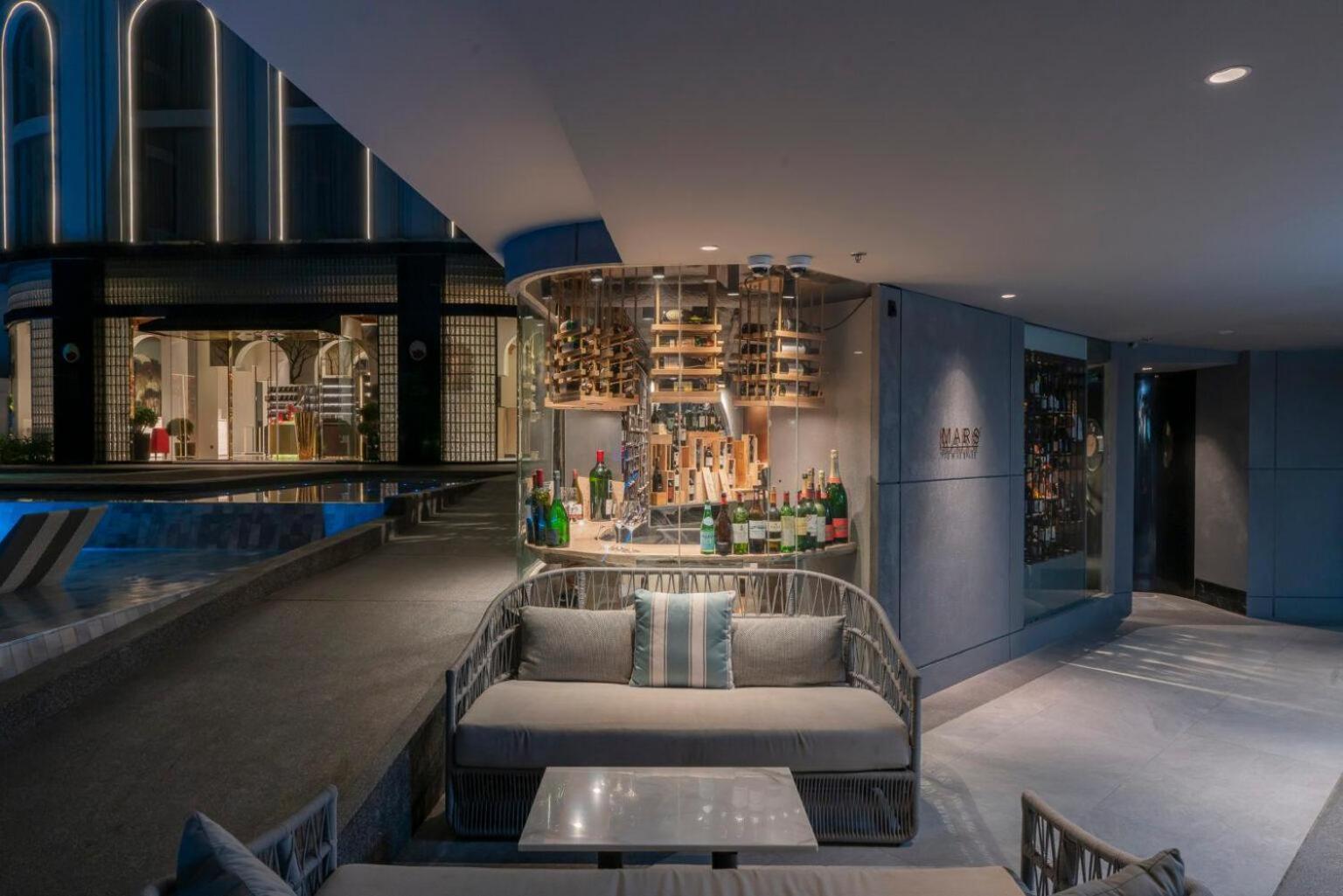 The Salil Hotel Riverside 방콕 외부 사진 The bar at the 101 bar