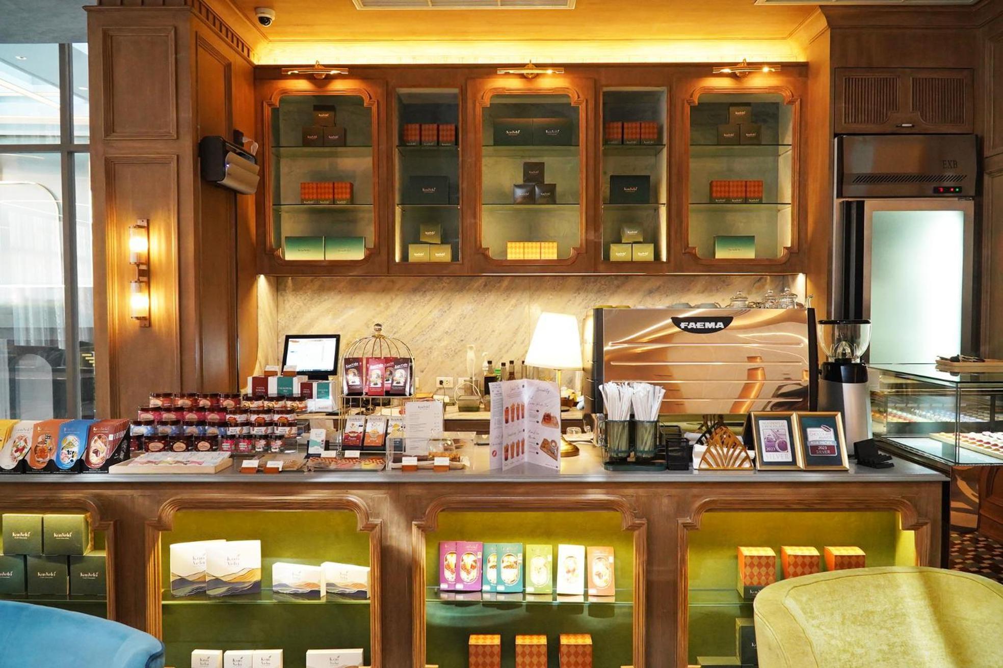 The Salil Hotel Riverside 방콕 외부 사진 A tea bar in Hong Kong
