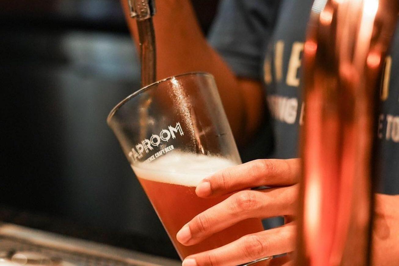 The Salil Hotel Riverside 방콕 외부 사진 Beer being poured