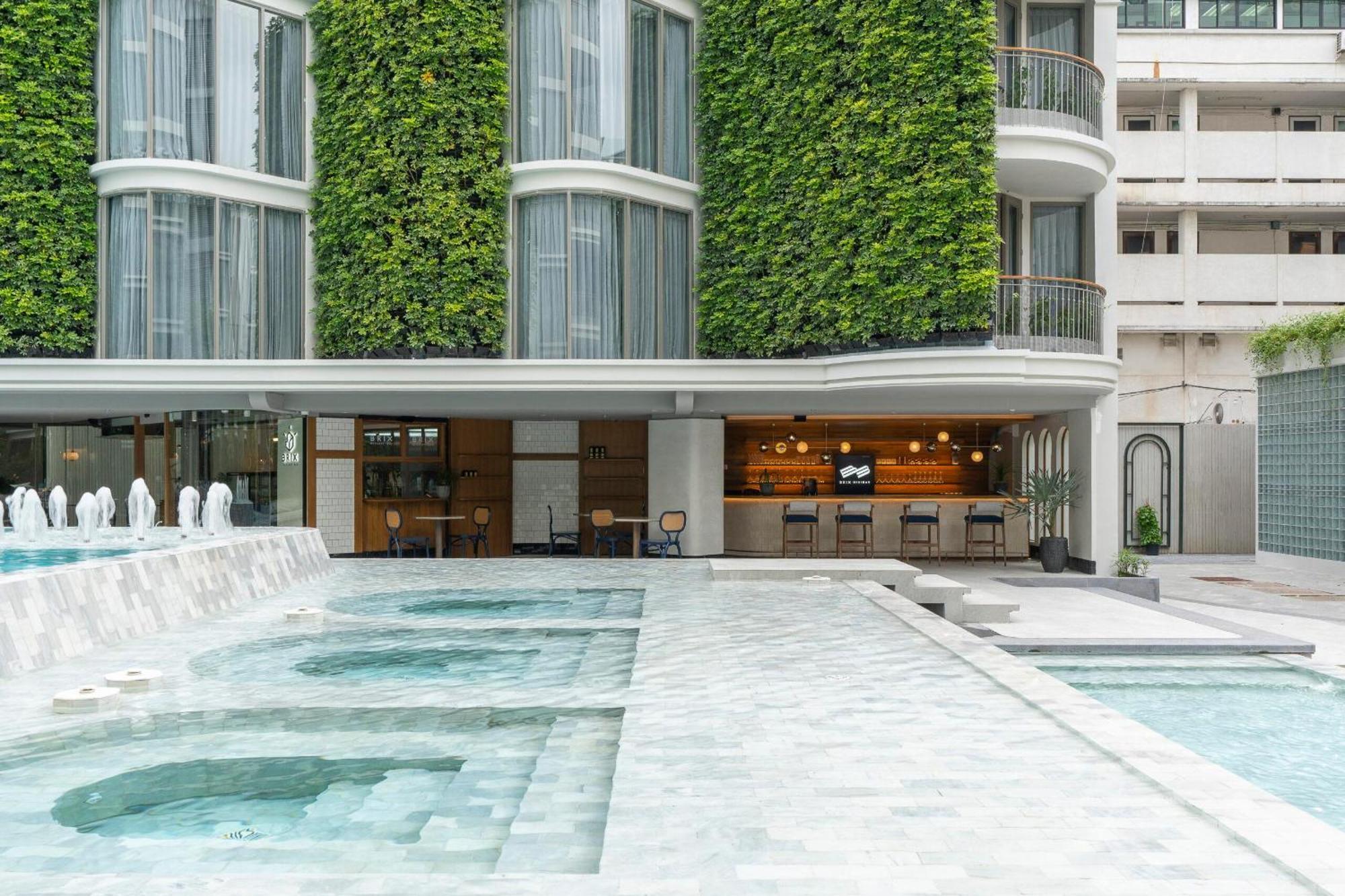 The Salil Hotel Riverside 방콕 외부 사진 The hotel's pool