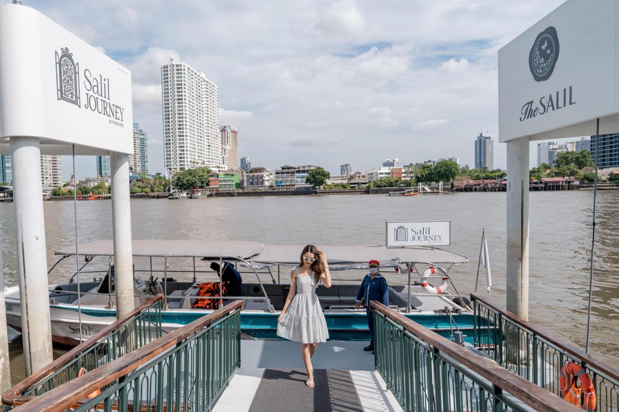 The Salil Hotel Riverside 방콕 외부 사진 The River City pier